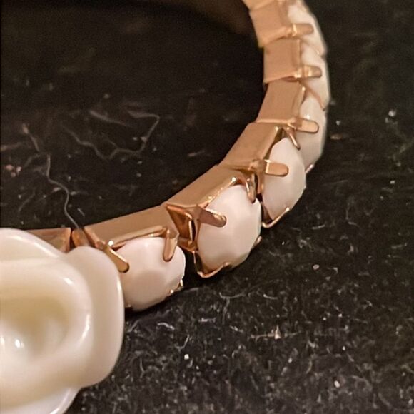 3” gold tone stretch bracelet w/faceted white links & 3 resin flower charms - Picture 6 of 10